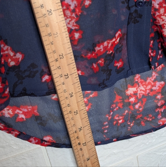 262-Guess Floral Navy and Red Women's Top - Picture 3 of 5